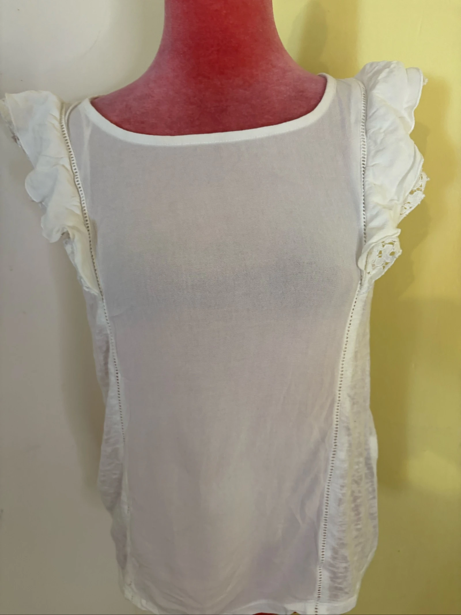 Top Branco Boho com Folhos e Renda 